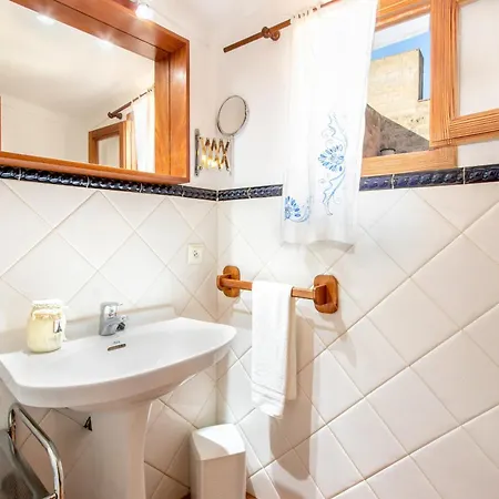 Casa Joana Acogedora Casa De Pueblo Con Terraza Hébergement de vacances *